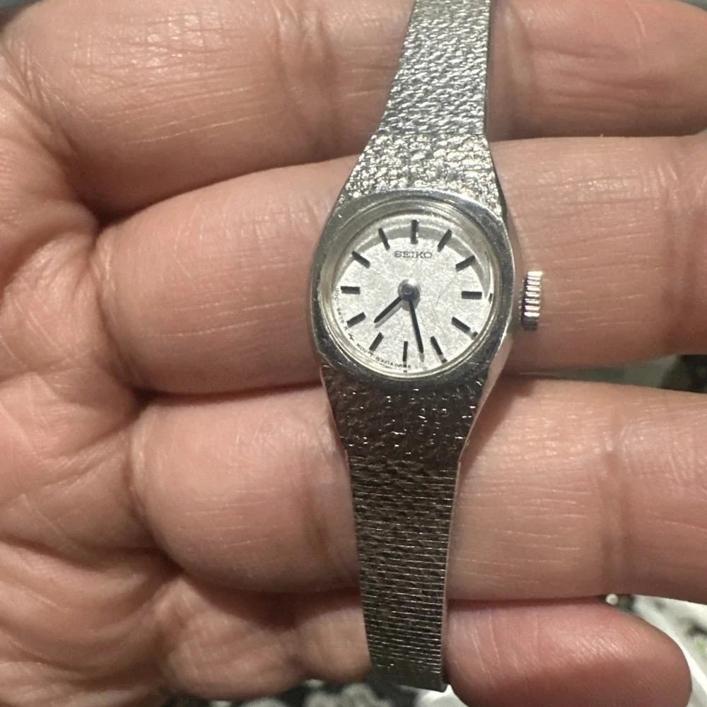 Working Vintage SEIKO Ladies 1100-1519 Manual Wind Watch 16mm For Big Wrist 7.25